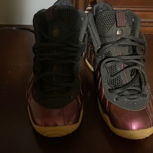 Nike foams Burgundy size 7 grade school kids